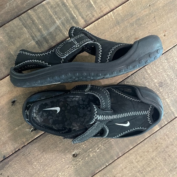 Size 9C Nike water shoe - Picture 3 of 4